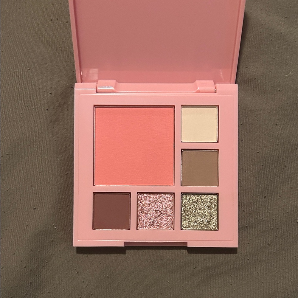 Chiquita Blush & Eyeshadow Palette